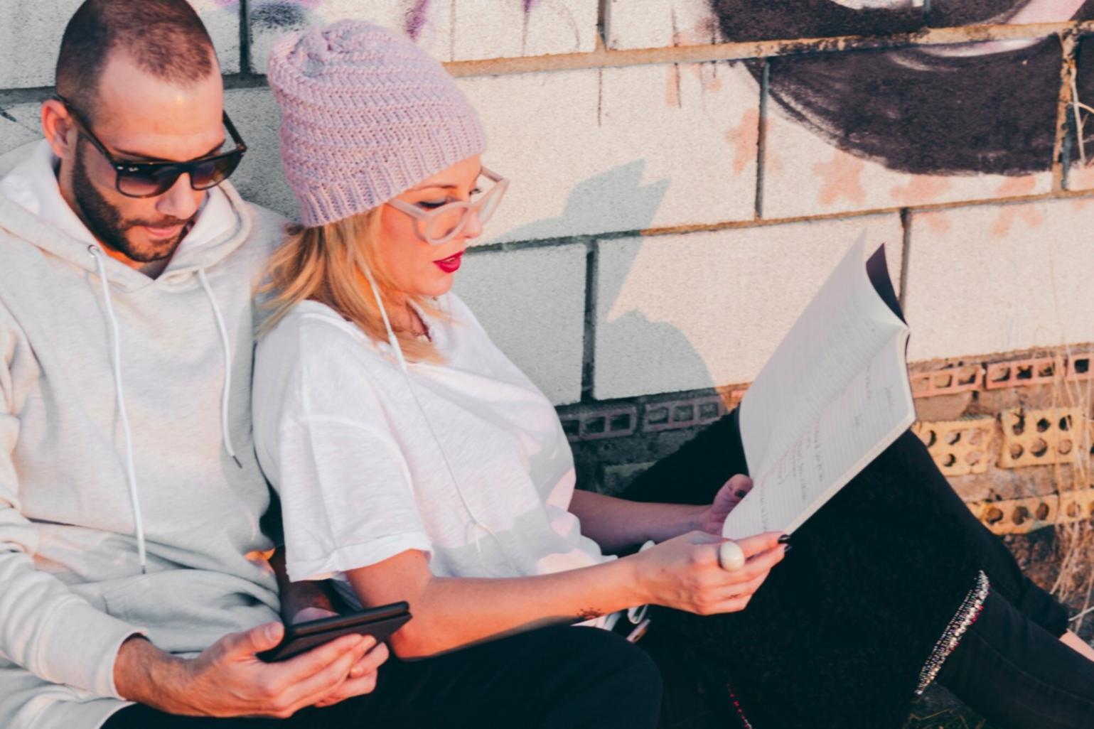 Équipe osiraviaiq travaillant ensemble dans un environnement moderne et collaboratif